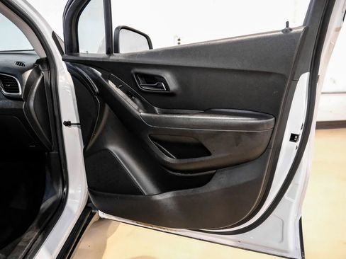 Used 2020 Chevrolet Trax LT w/ LT Convenience Package image 42