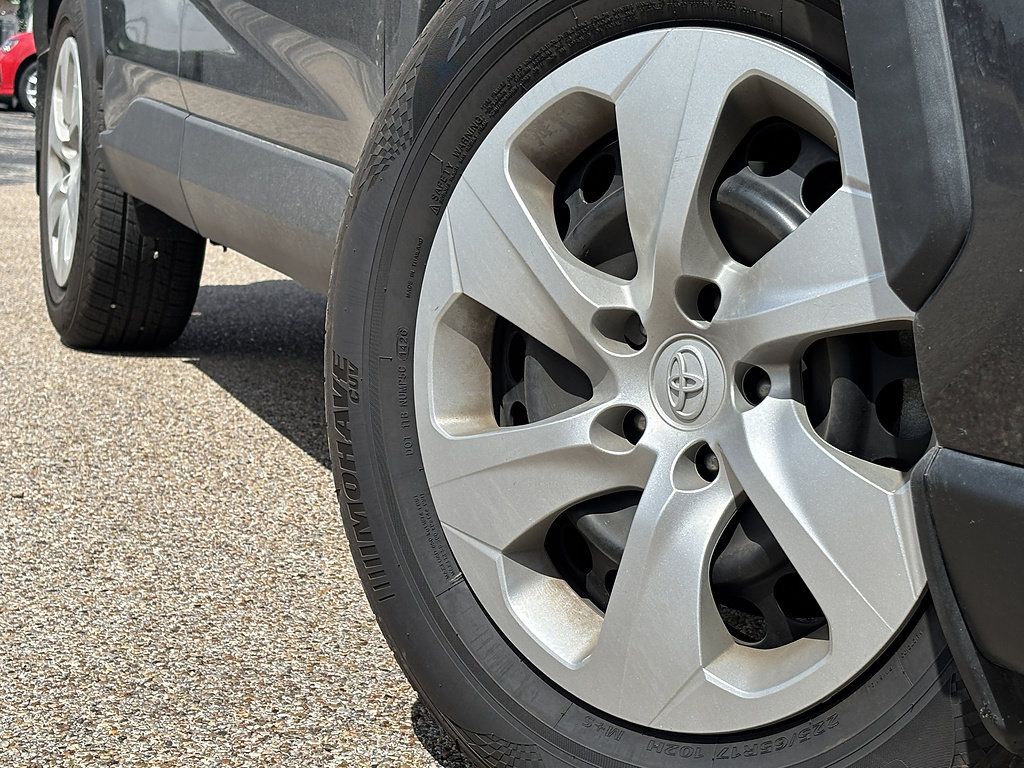 Used 2022 Toyota RAV4 LE FWD image 2