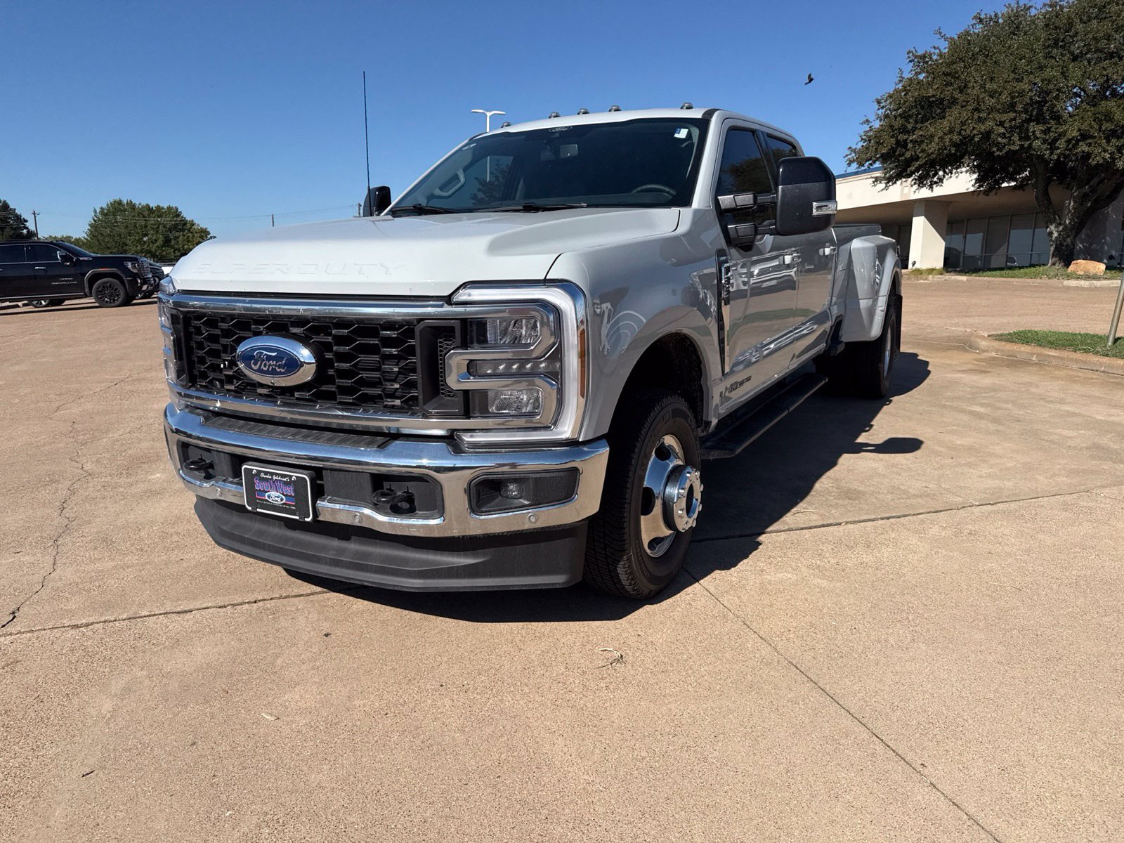 Used 2026 Ford F350 Lariat w/ Lariat Premium Package AWD/4WD image 3