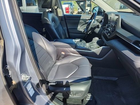 Used 2022 Toyota Highlander XLE AWD/4WD image 48