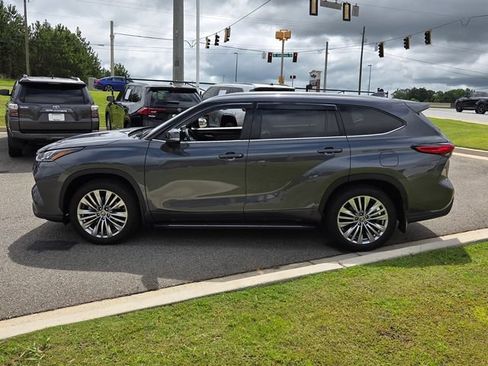 Used 2023 Toyota Highlander Platinum FWD image 4