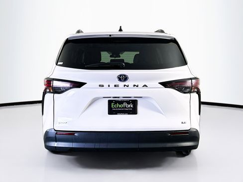 Used 2025 Toyota Sienna LE image 7