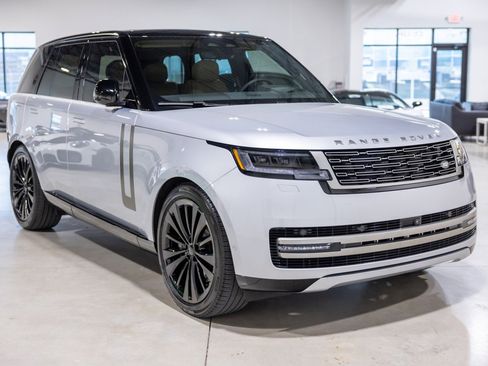 Used 2025 Land Rover Range Rover SE image 10