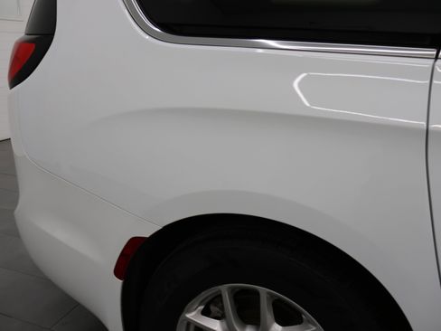Used 2024 Chrysler Pacifica Touring-L FWD image 24