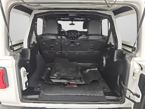 Used 2020 Jeep Wrangler Unlimited Sahara AWD/4WD image 31