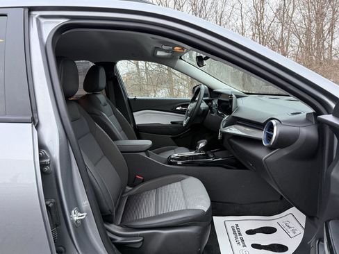 Used 2025 Chevrolet Trax LT w/ LT Convenience Package image 29