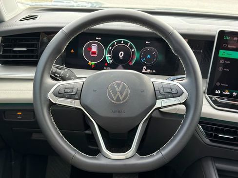 Used 2025 Volkswagen Tiguan SE image 24