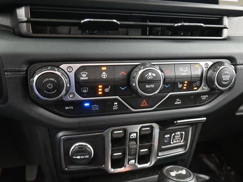 Used 2024 Jeep Wrangler Unlimited Sahara image 23