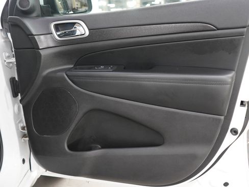Used 2018 Jeep Grand Cherokee Altitude AWD/4WD image 9