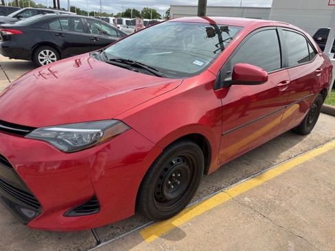 Used 2018 Toyota Corolla LE FWD image 3