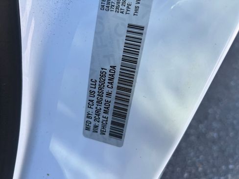 Used 2025 Chrysler Pacifica Select image 32