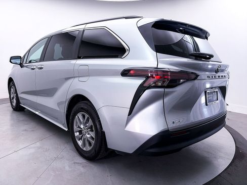 Used 2025 Toyota Sienna XLE FWD image 14