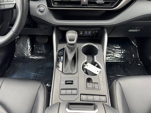 Used 2022 Toyota Highlander XLE image 11