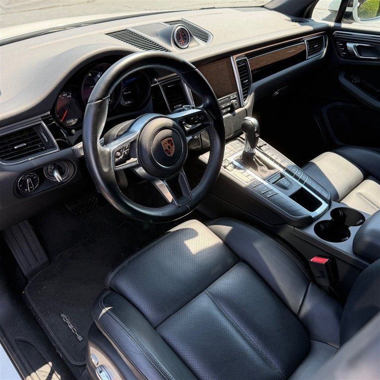 Used 2018 Porsche Macan AWD/4WD image 2