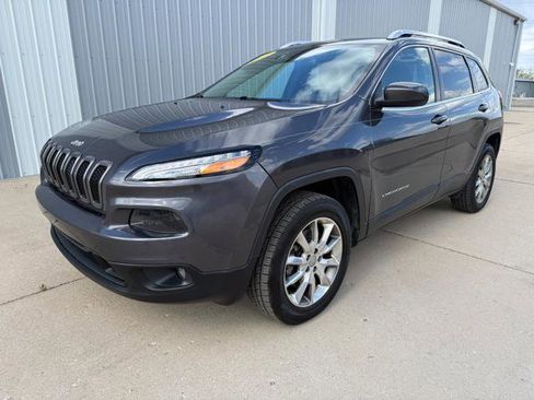 Used 2017 Jeep Cherokee Latitude AWD/4WD image 2