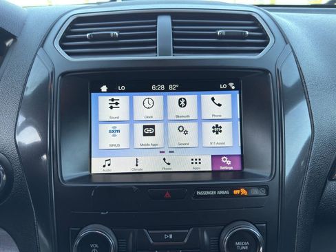Used 2019 Ford Explorer XLT w/ Equipment Group 201A AWD/4WD image 18
