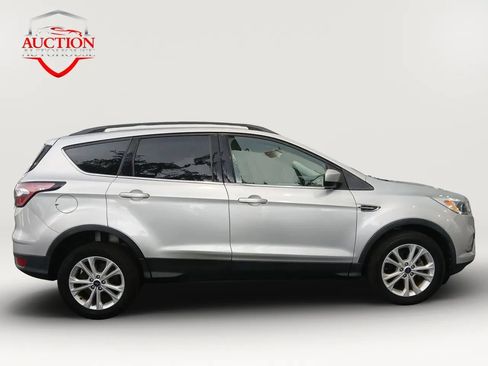 Used 2018 Ford Escape SE w/ SE Sync 3 Package FWD image 4