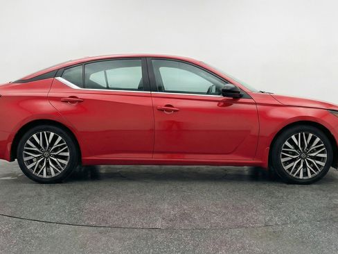 Used 2025 Nissan Altima 2.5 SV image 11