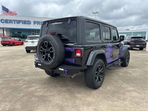 Used 2019 Jeep Wrangler Unlimited Sahara AWD/4WD image 4