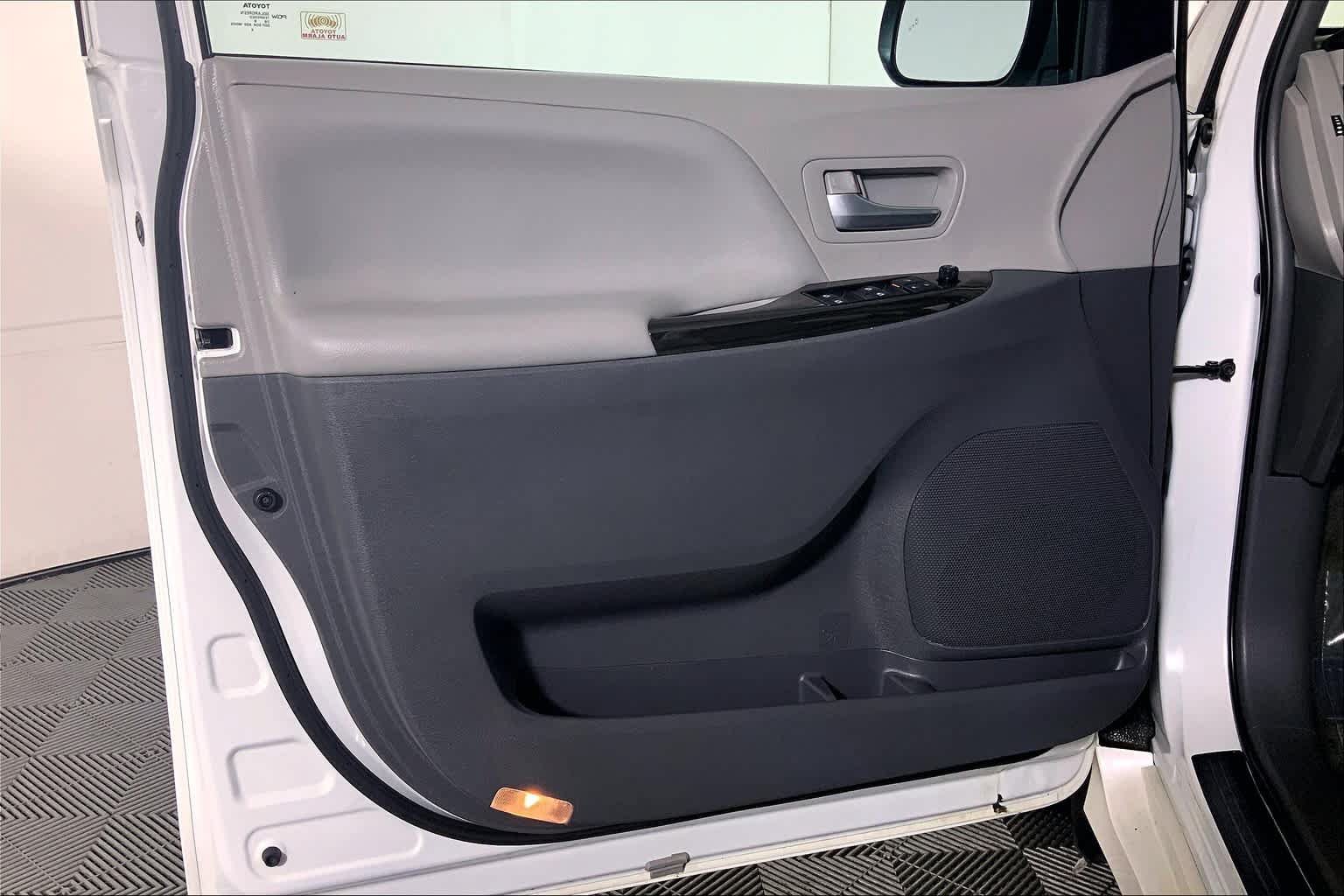 Used 2018 Toyota Sienna XLE Premium w/ Outdoor Package AWD/4WD image 22
