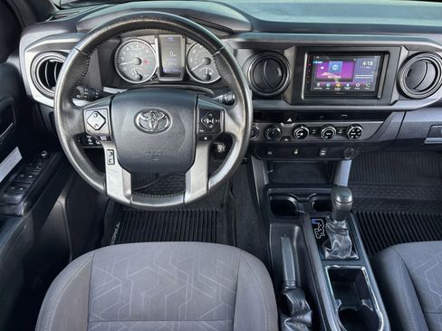 Used 2017 Toyota Tacoma TRD Off-Road image 3