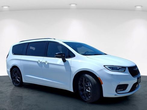 Used 2025 Chrysler Pacifica Limited FWD image 4