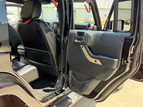 Used 2017 Jeep Wrangler Unlimited Sahara AWD/4WD image 24