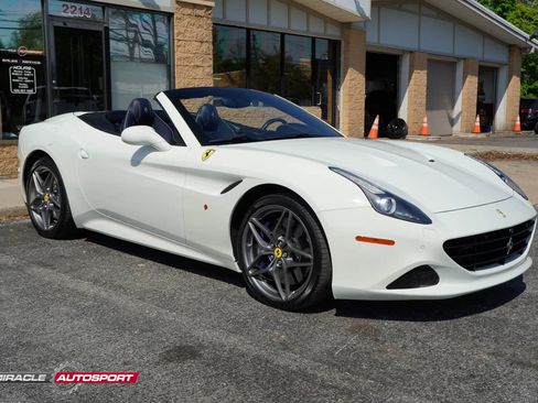 Used 2015 Ferrari California T RWD image 9