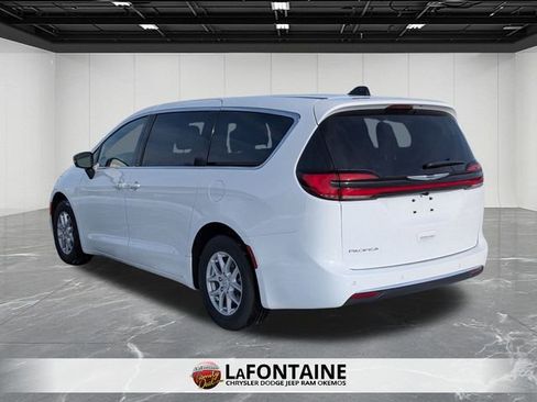 New 2026 Chrysler Pacifica Select image 3