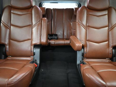 Used 2019 Cadillac Escalade ESV Luxury AWD/4WD image 30