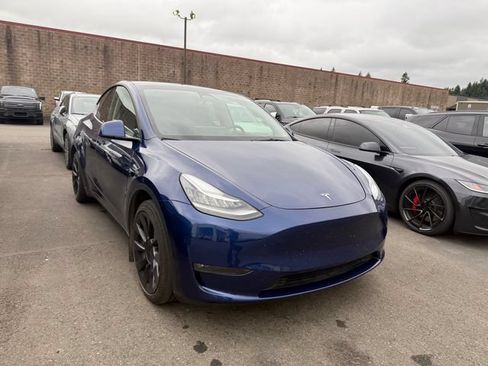 Used 2023 Tesla Model Y Long Range AWD/4WD image 2