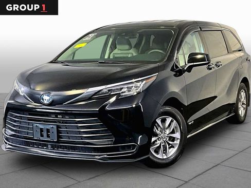 Used 2021 Toyota Sienna LE FWD image 1