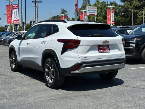 Used 2024 Chevrolet Trax LT FWD image 4