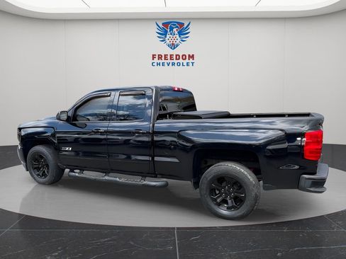 Used 2018 Chevrolet Silverado 1500 LT w/ Midnight Edition image 3