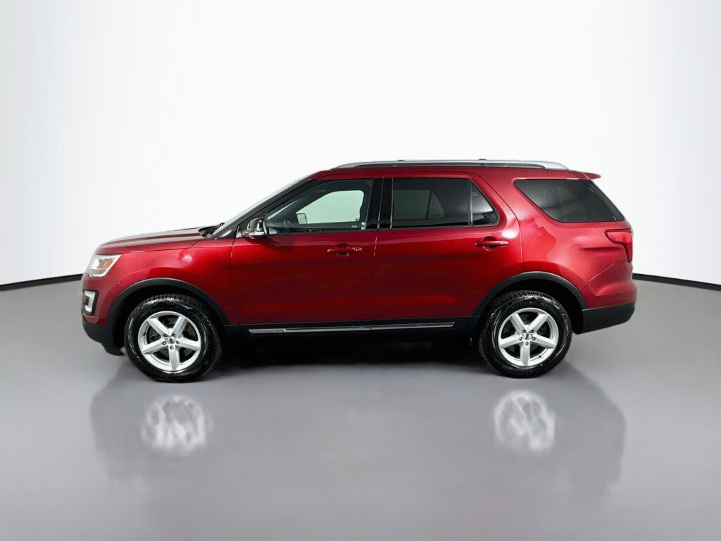 Used 2017 Ford Explorer XLT AWD/4WD image 2