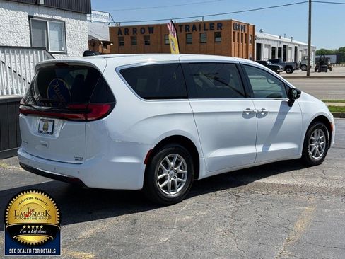 Used 2024 Chrysler Pacifica Touring-L FWD image 5