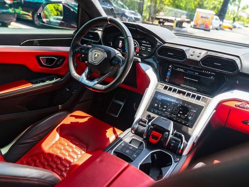 Used 2020 Lamborghini Urus AWD/4WD image 29