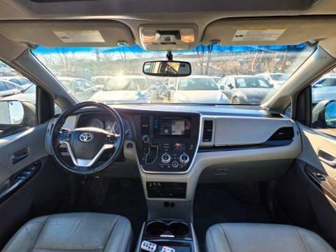 Used 2017 Toyota Sienna XLE Premium w/ Cargo Management Package image 34