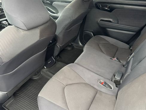 Used 2021 Toyota Highlander LE AWD/4WD image 15