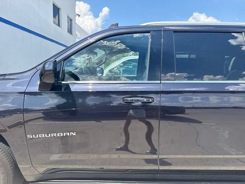 Used 2023 Chevrolet Suburban LT RWD image 28