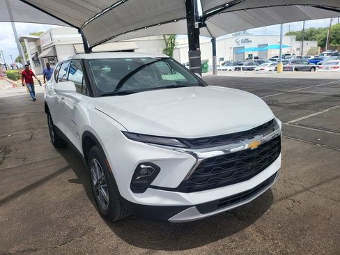 Used 2025 Chevrolet Blazer LT FWD image 2