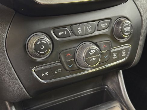 Used 2019 Jeep Cherokee Trailhawk w/ Cold Weather Group image 35