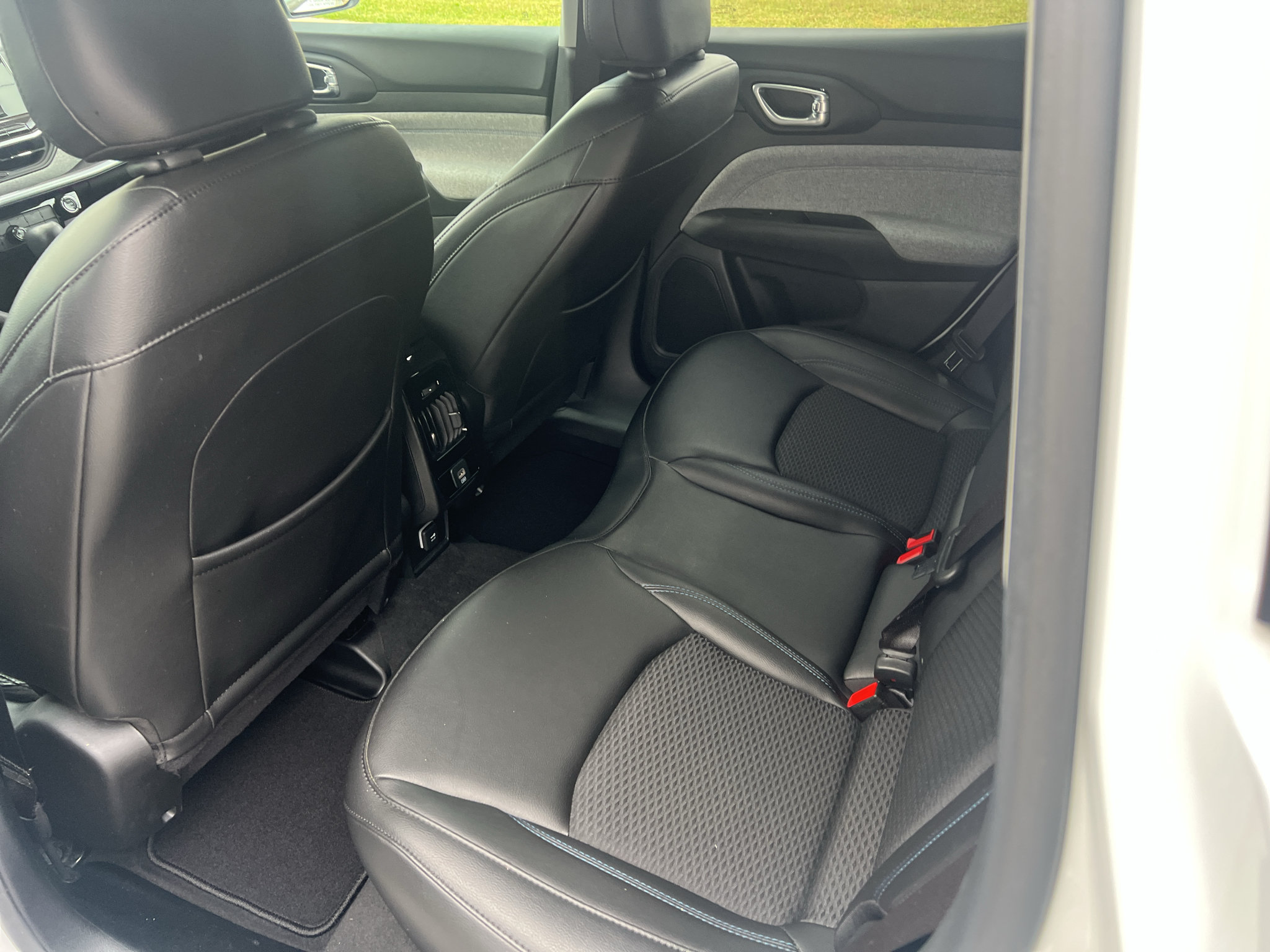 Used 2022 Jeep Compass Latitude FWD image 16