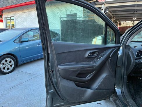 Used 2019 Chevrolet Trax LT w/ LT Convenience Package FWD image 2
