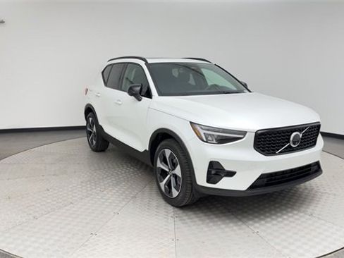 Certified 2025 Volvo XC40 B5 Plus image 8