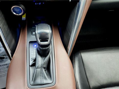 Used 2021 Toyota Venza Limited image 28