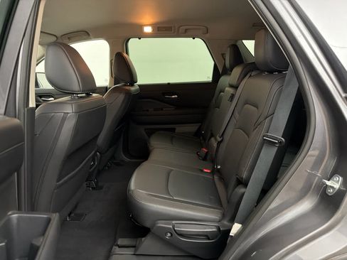 Certified 2024 Nissan Pathfinder SL w/ Black Appearance Package FWD image 16