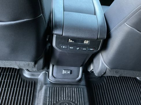 Used 2023 Toyota Highlander XLE image 33