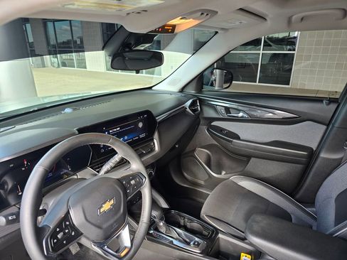 Used 2025 Chevrolet TrailBlazer LT w/ LT Cold Weather Package image 15