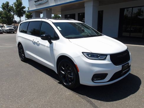 New 2025 Chrysler Pacifica Limited image 2